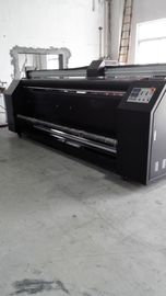 O grande formato estala acima a máquina de impressão do papel de parede da cortina da barraca da bandeira do espelho, impressora digital da tela