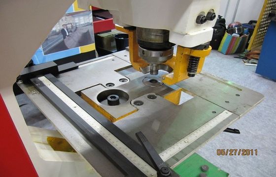 Máquina hidráulica do Ironworker do perfurador & da tesoura, corte de máquina 25mm de pólo claro máximos