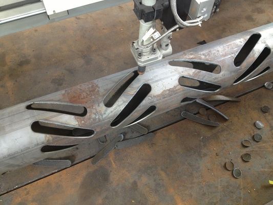 Máquina de corte de portas de postes de luz de 2500 mm, máquina de corte de portas de postes de luz de plasma CNC