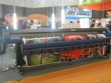 A impressora solvente 77802L do grande formato de 4 cores dobra tomado partido para a bandeira do cabo flexível