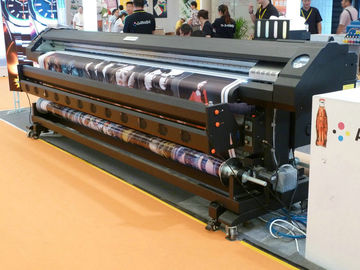 A impressora solvente 77802L do grande formato de 4 cores dobra tomado partido para a bandeira do cabo flexível