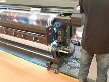 A impressora solvente 77802L do grande formato de 4 cores dobra tomado partido para a bandeira do cabo flexível